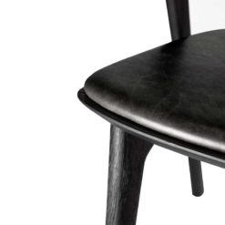 chaise bok en chene noir vernis cuir noir ethnicraft