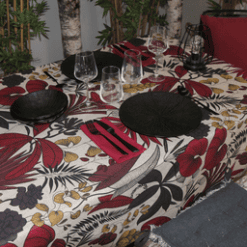Photo d'ambiance nappe sur table Lombok, Burnt Russet : feuillage aux nuances de mauve, de rouge et de jaune sur un fond beige, feuillage avec des contours noirs 1
