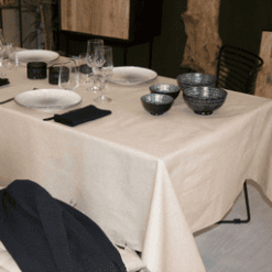 Photo d'ambiance nappe sur table Palace : uni beige