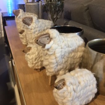 Décoration original mouton en bois et laine