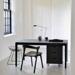 chaise en chene noir vernis ethnicraft