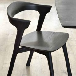 chaise en chene noir vernis ethnicraft