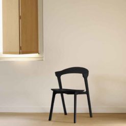 chaise en chene noir vernis ethnicraft