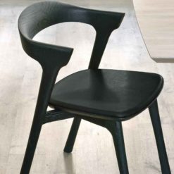 chaise bok en chene noir vernis cuir noir ethnicraft