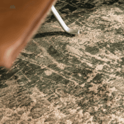 Tapis Cracks, Dark Pine De Poortere galerie alréenne auray 56