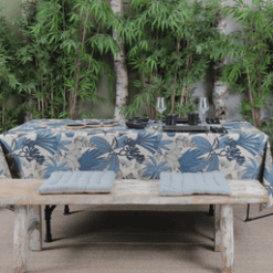 Visuel sur table de la nappe Jungle, Blue, motif : feuillage aux nuances de bleu et de beige sur un fond beige, feuillage avec des contours noirs