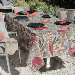 Photo d'ambiance nappe sur table Lombok, Citrouille : feuillage aux nuances de rouge, de orange et de beige sur un fond beige, feuillage avec des contours noirs 1