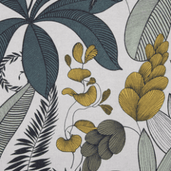 Visuel du motif de la nappe Lombok, Emeraude : feuillage aux nuances de jaune, de turquoise et de beige sur un fond beige, feuillage avec des contours noirs