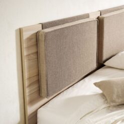 Tête de lit en bois avec coussins